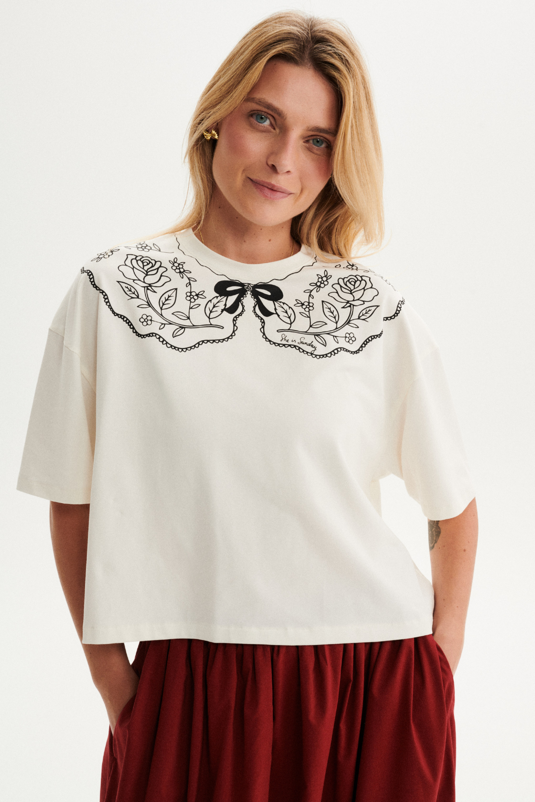 T-SHIRT AURORA BIAŁY Z KOŁNIERZYKIEM