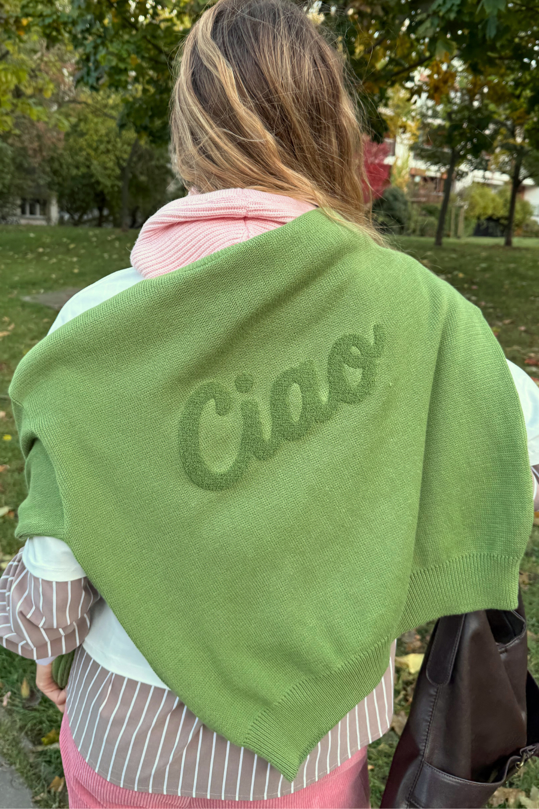 SWETER SADIE OLIWKOWY Z BAWEŁNY ORGANICZNEJ