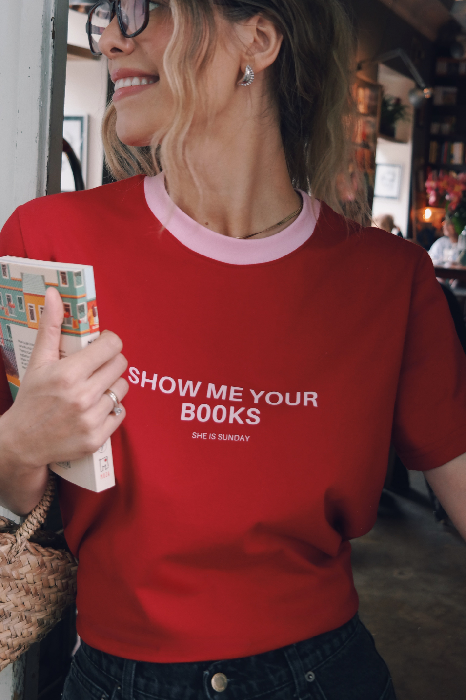 T-SHIRT SHOW ME YOUR BOOKS CZERWONY