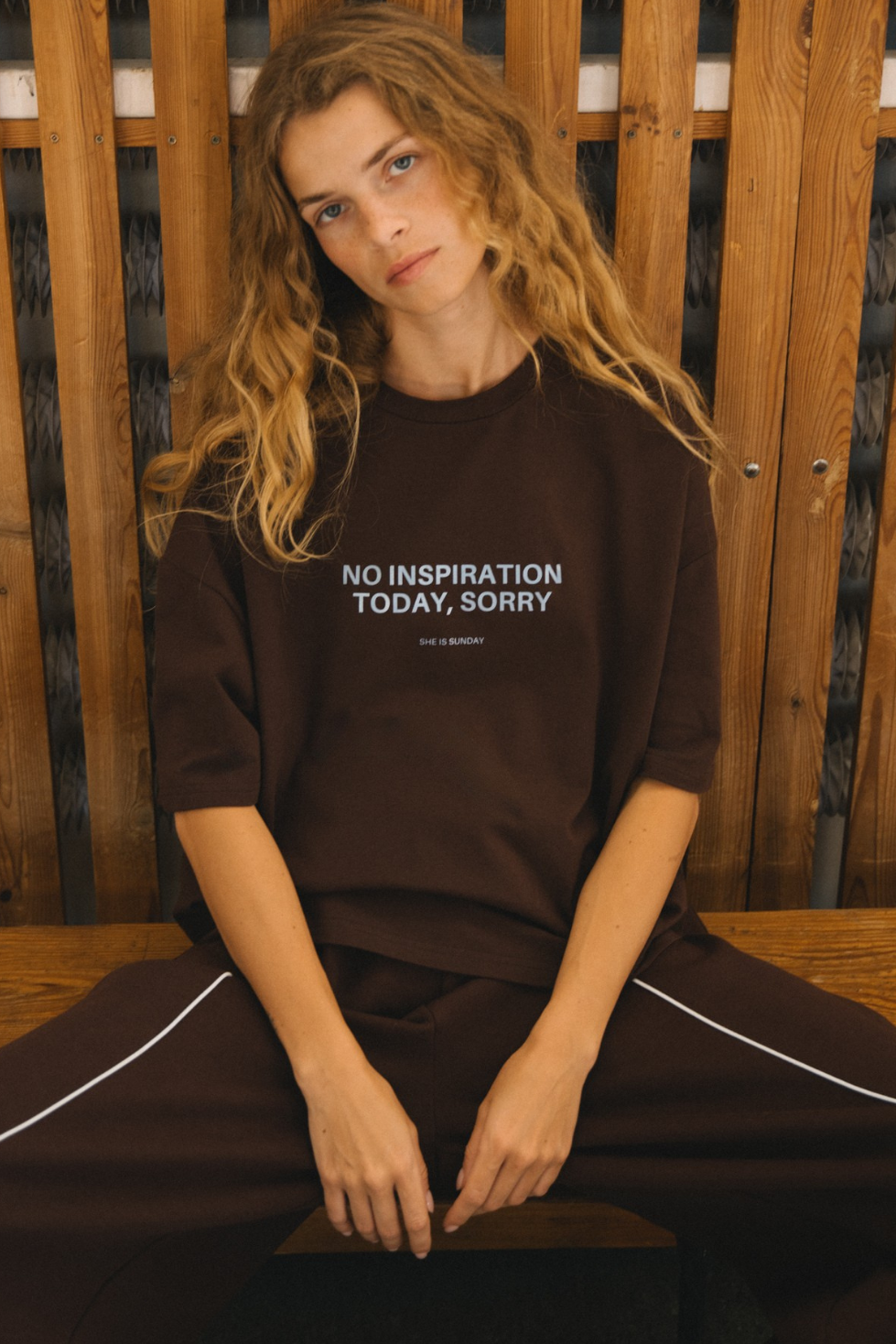 T-SHIRT OFF THE INSPO BOXY CZEKOLADOWY