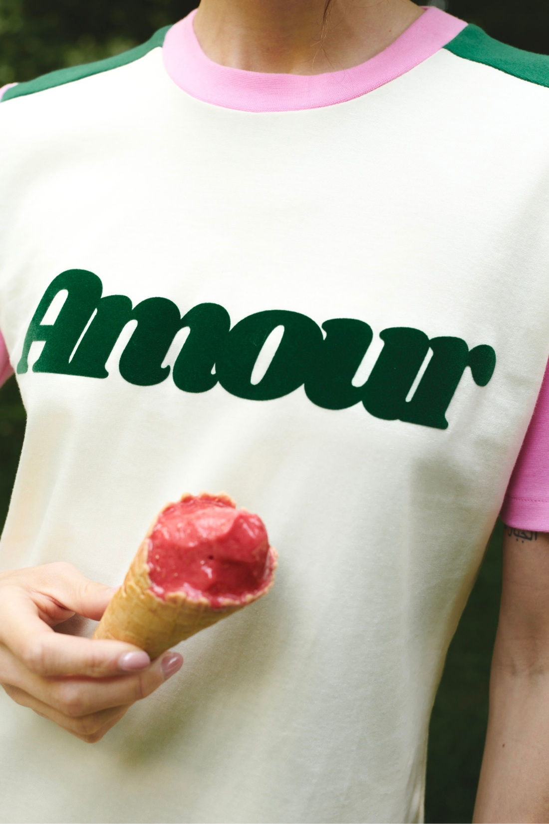 T-SHIRT AMOUR STRAWBERRY KREMOWY
