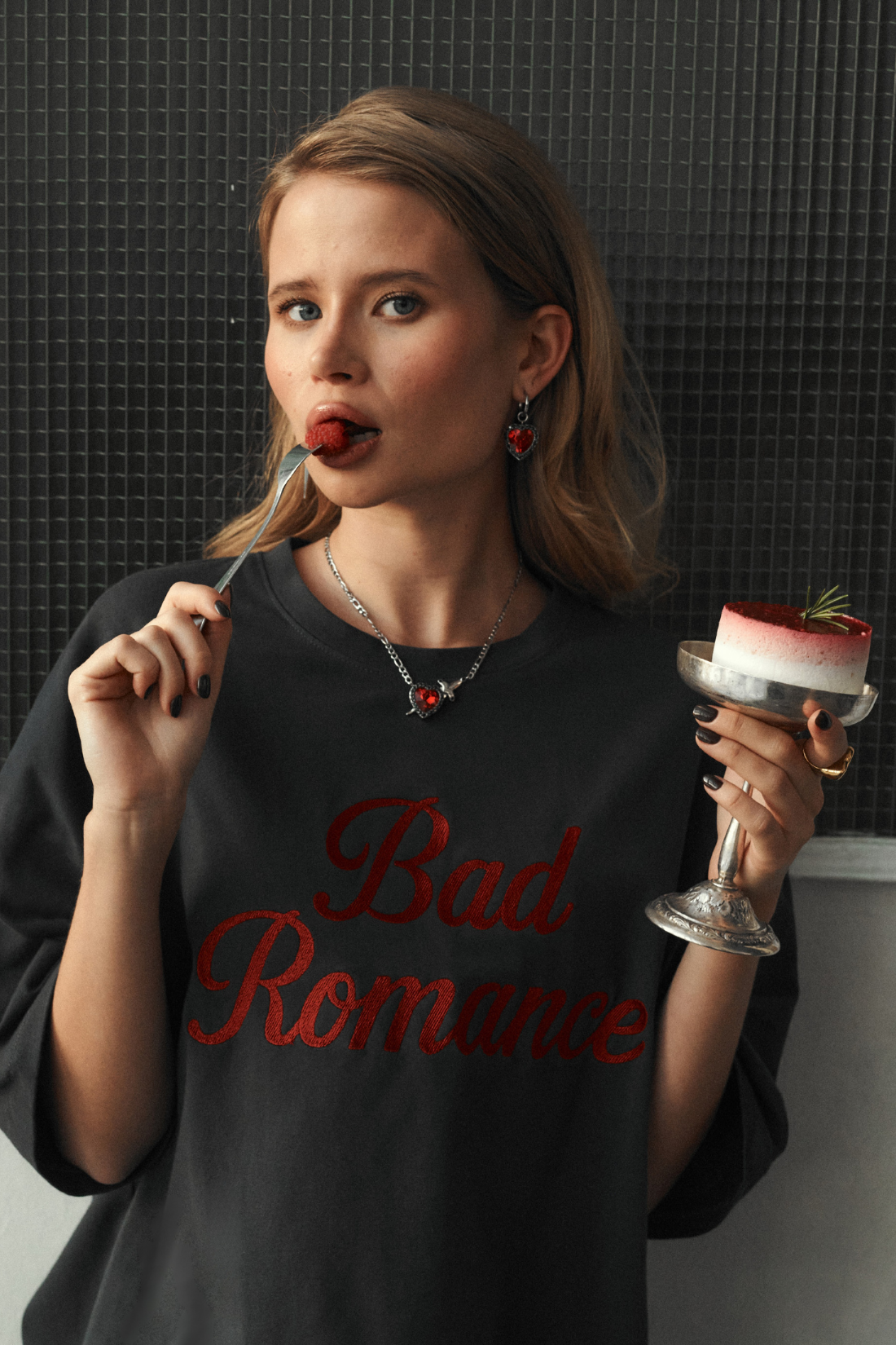 T-SHIRT BOXY BAD ROMANCE SZARY