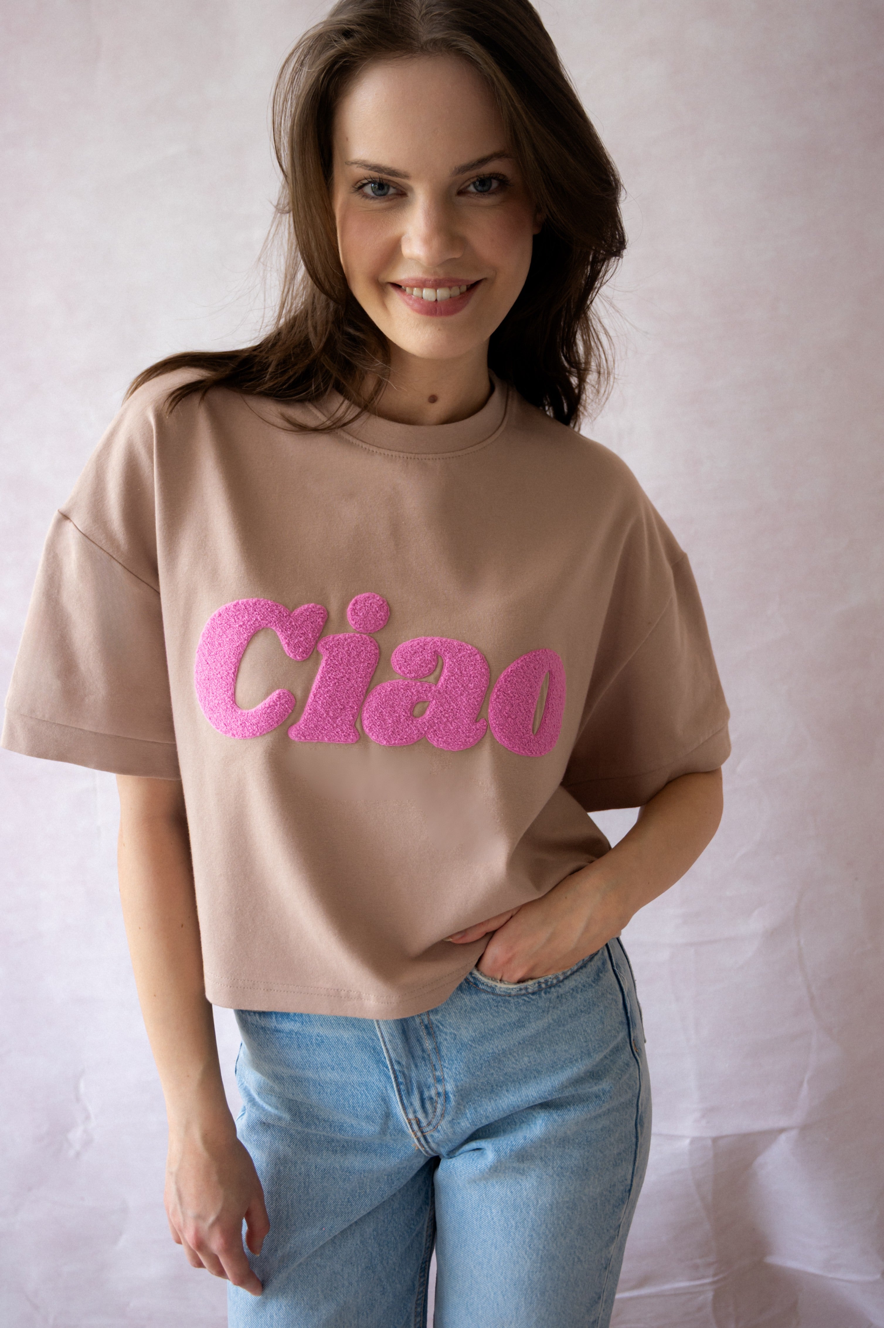 T-SHIRT CIAO BOXY BEŻOWY