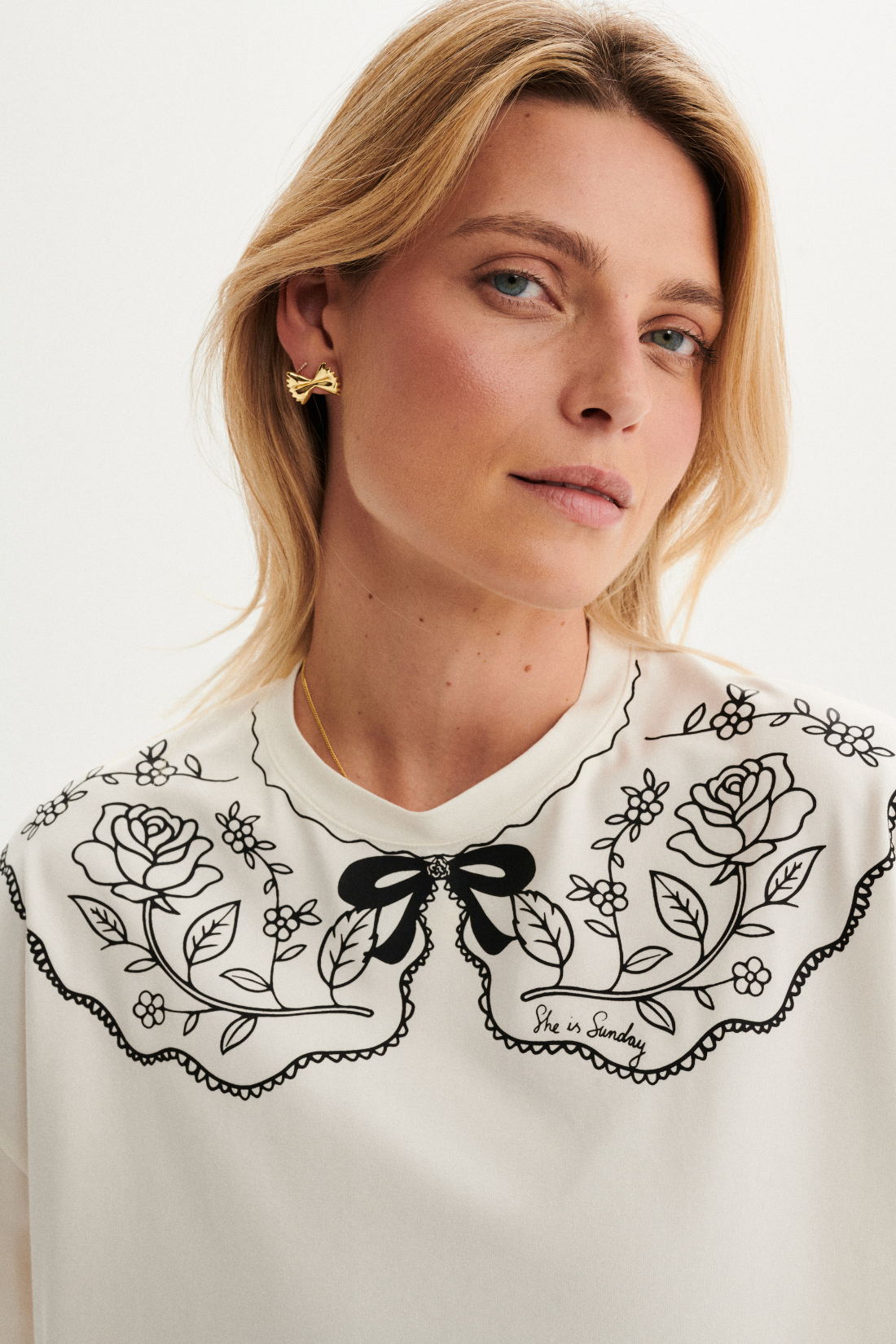 T-SHIRT AURORA BIAŁY Z KOŁNIERZYKIEM