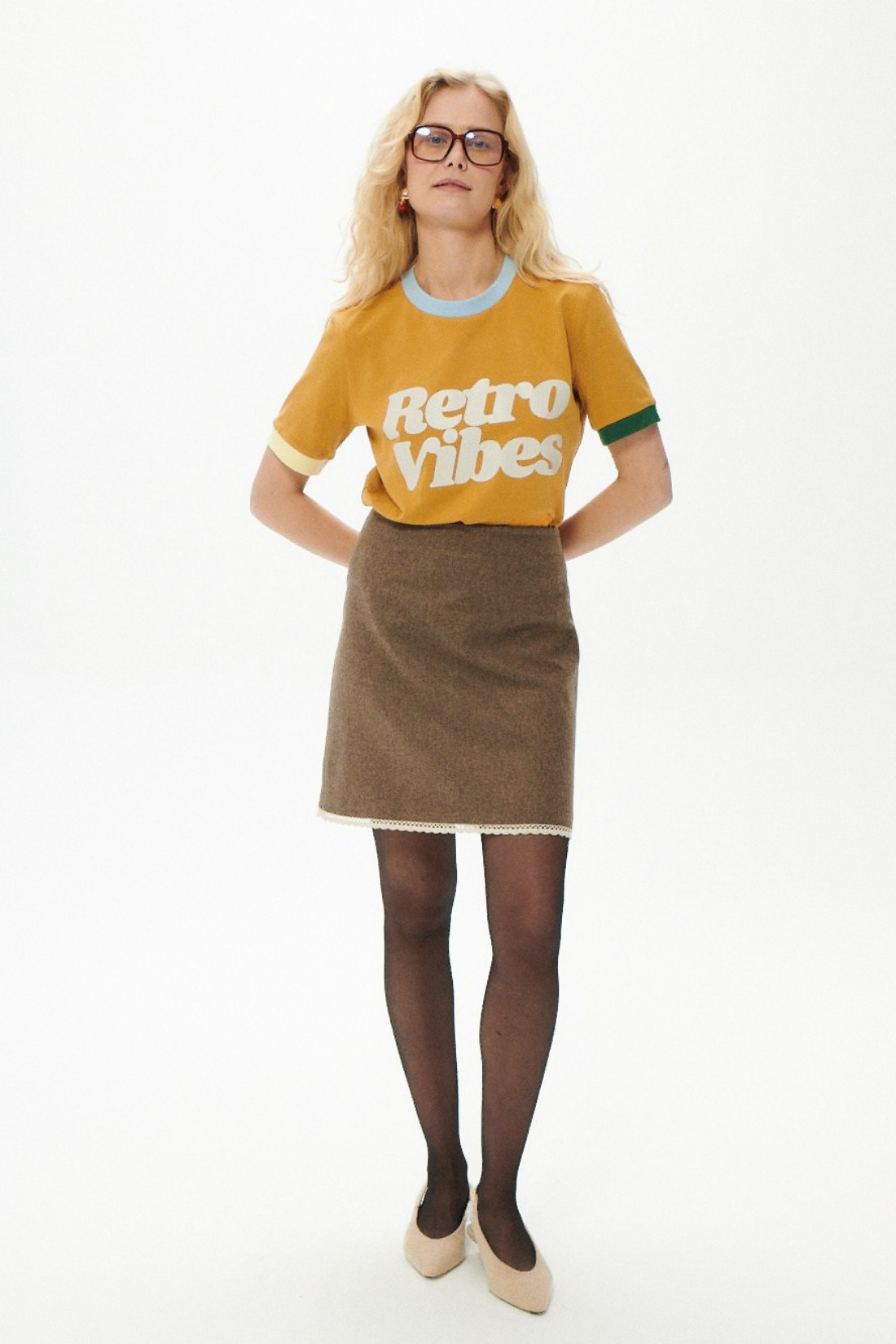 T-SHIRT RETRO VIBES MUSZTARDOWY