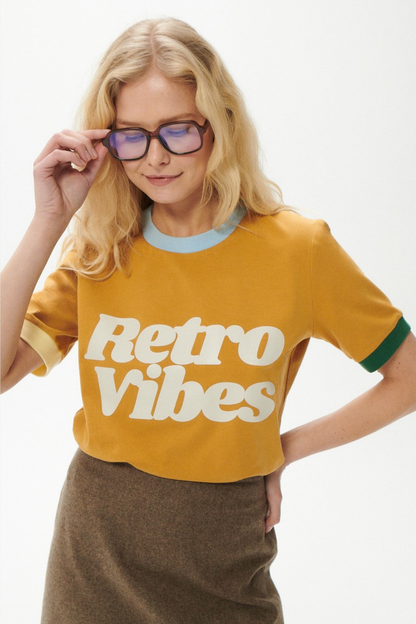 T-SHIRT RETRO VIBES MUSZTARDOWY