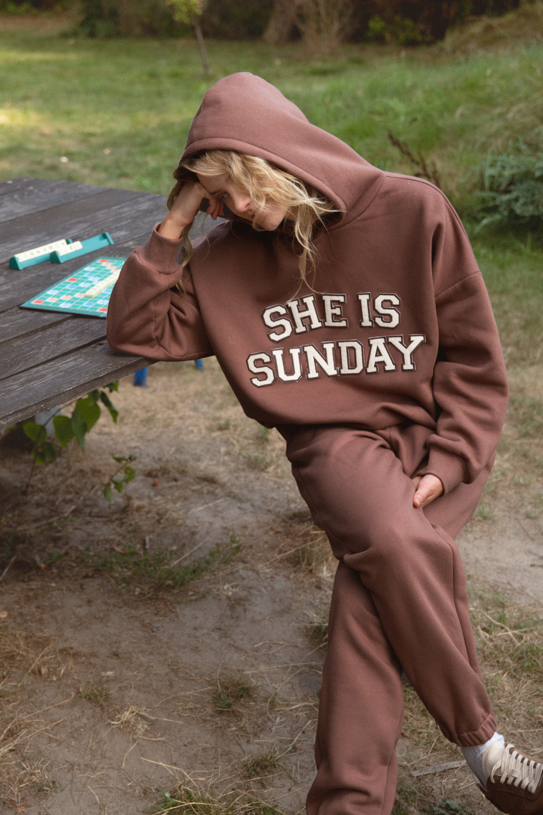 BLUZA Z KAPTUREM SIS CACAO