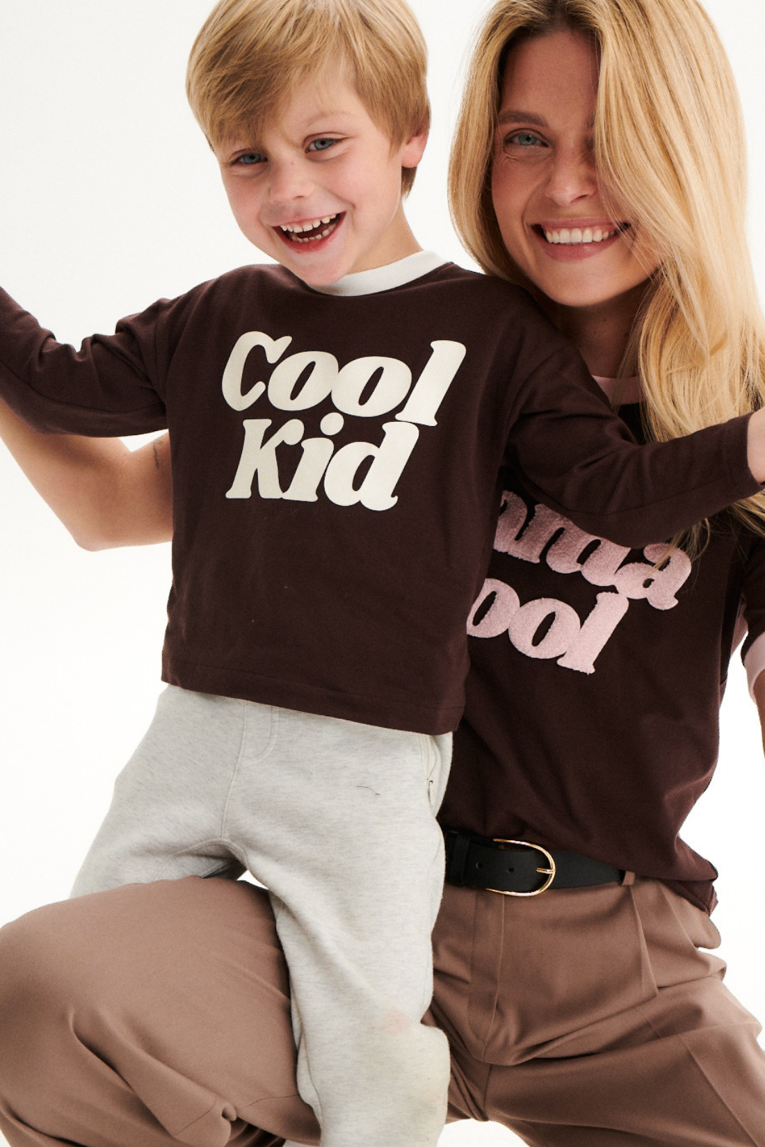 T-SHIRT MAMA COOL CZEKOLADOWY