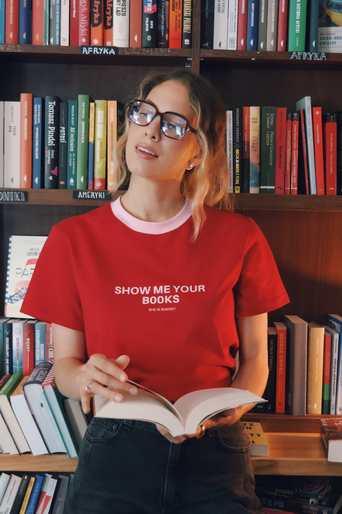 T-SHIRT SHOW ME YOUR BOOKS CZERWONY