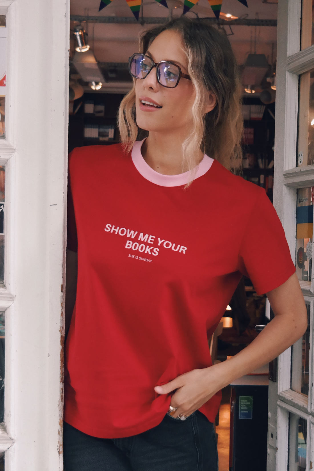 T-SHIRT SHOW ME YOUR BOOKS CZERWONY