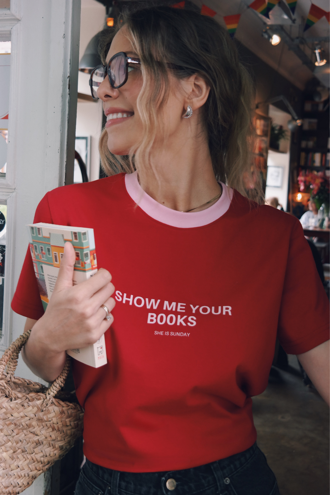 T-SHIRT SHOW ME YOUR BOOKS CZERWONY