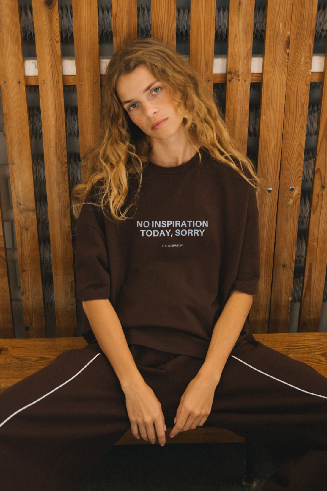 T-SHIRT NO INSPIRATION BOXY CZEKOLADOWY