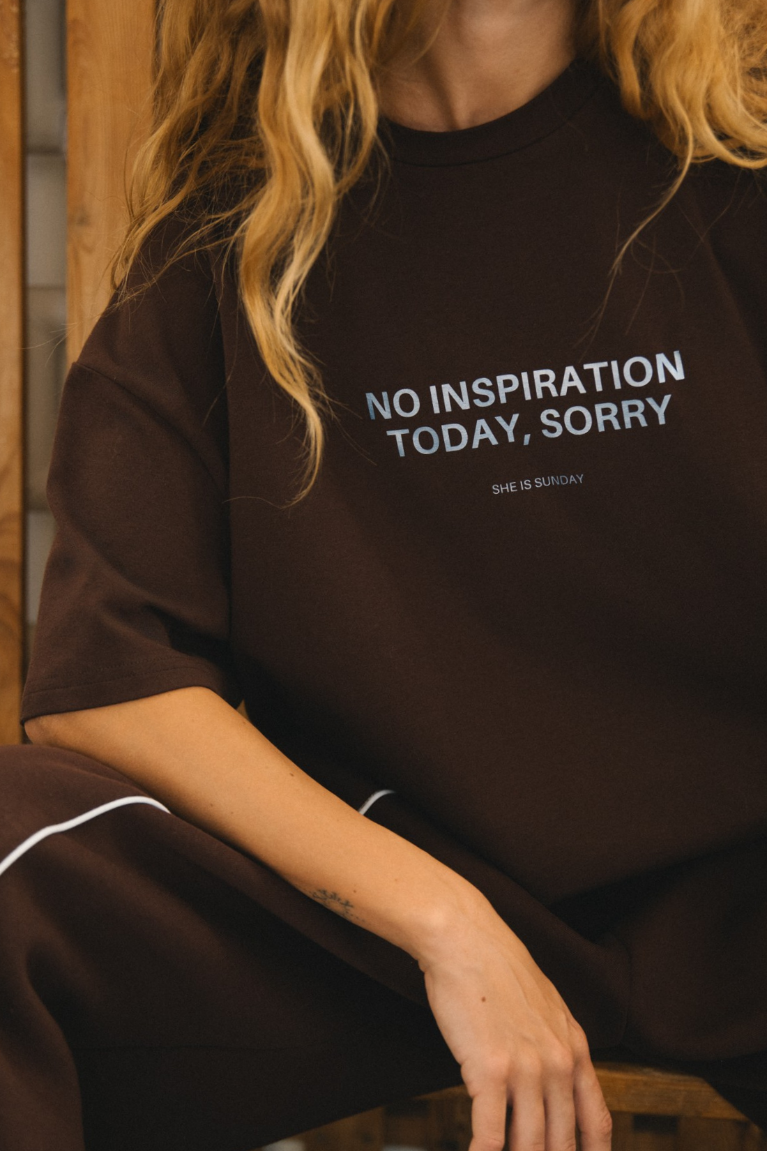 T-SHIRT NO INSPIRATION BOXY CZEKOLADOWY