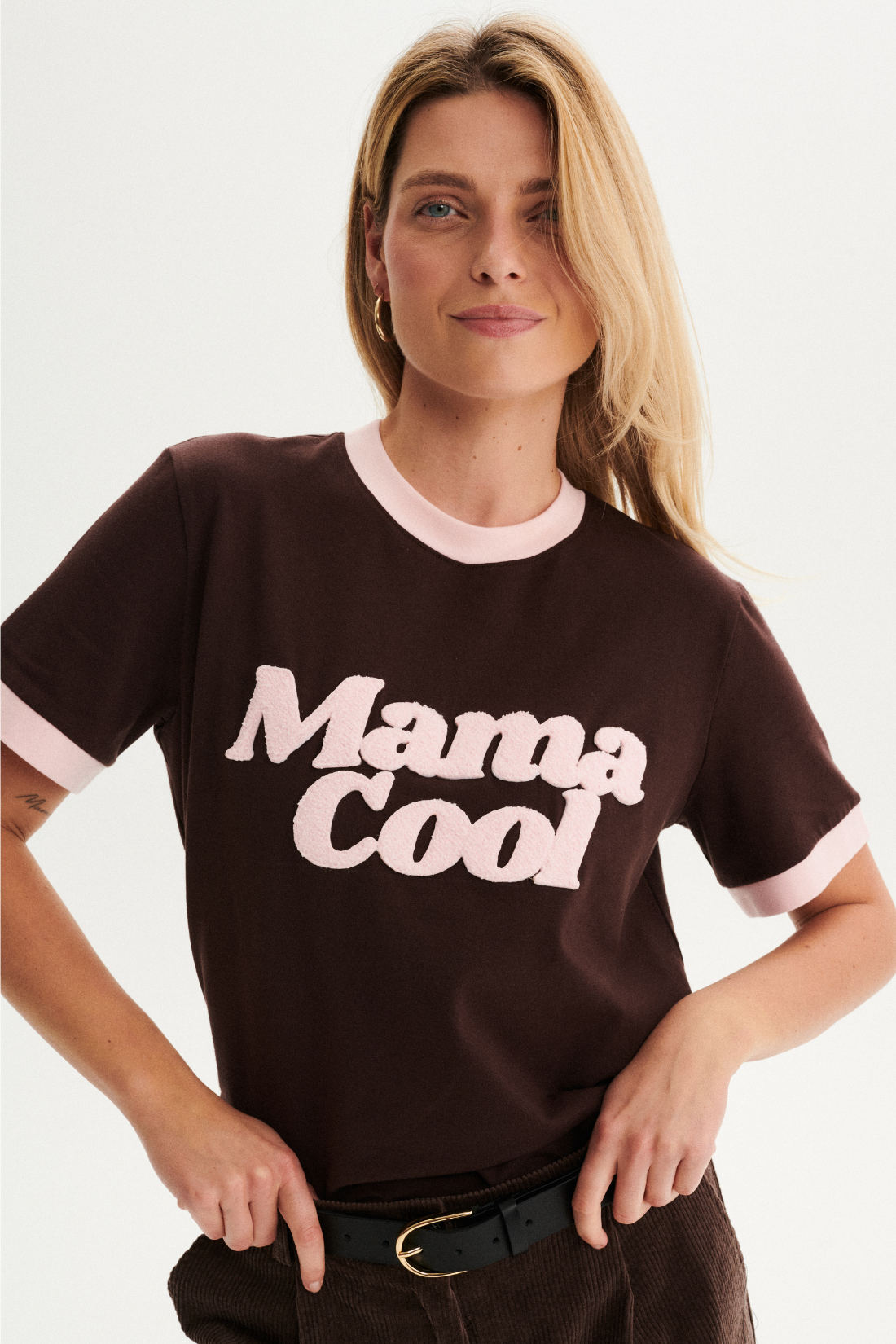 T-SHIRT MAMA COOL CZEKOLADOWY