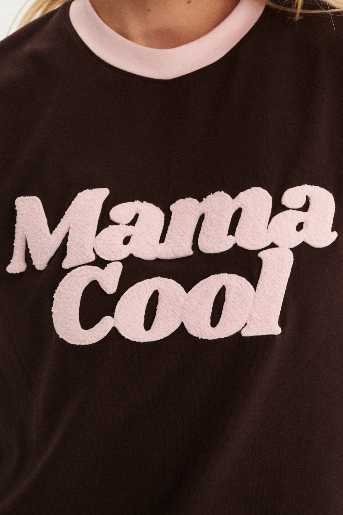 T-SHIRT MAMA COOL CZEKOLADOWY