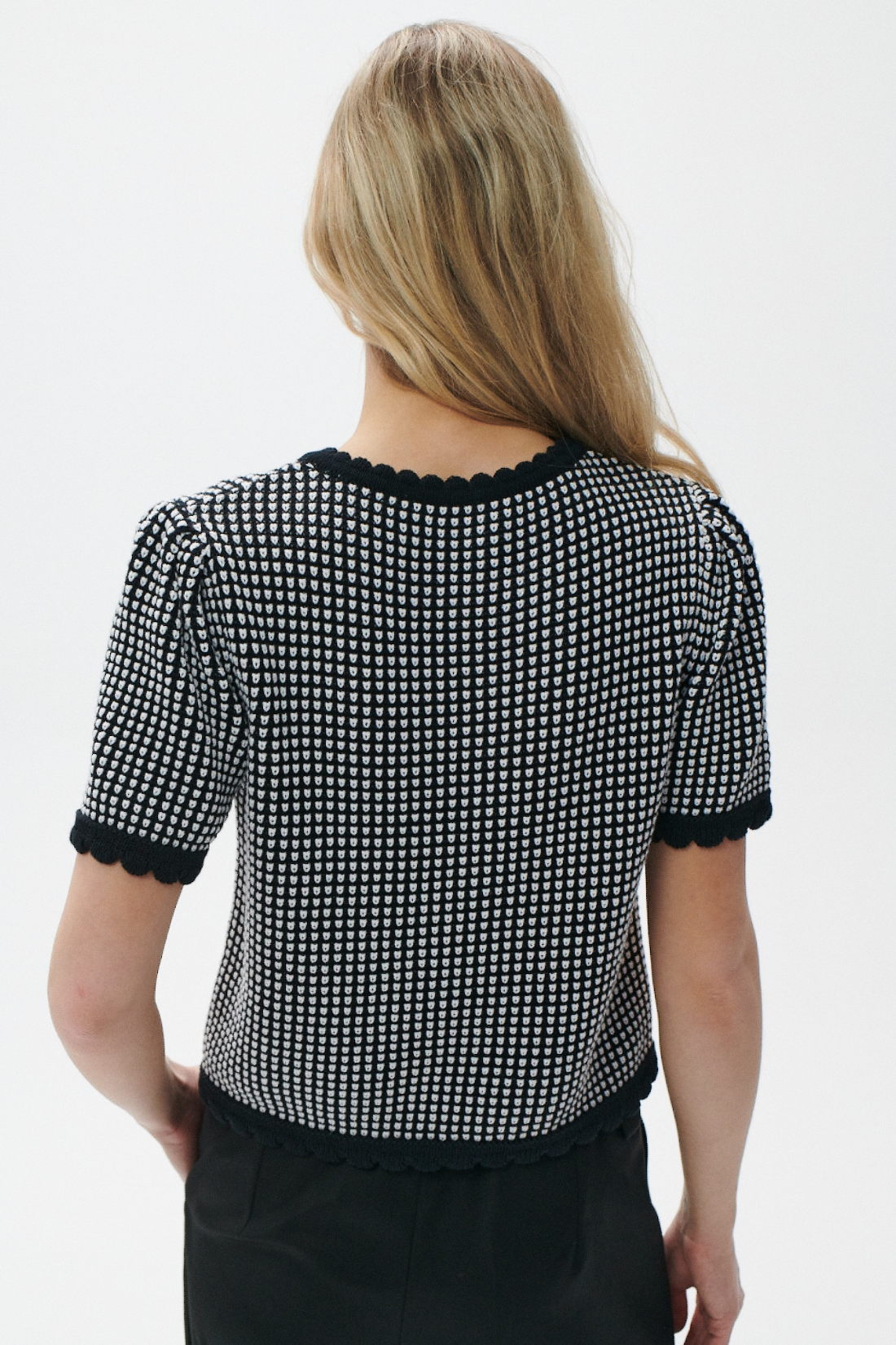 T-SHIRT FRIDA CZARNO-BIAŁY Z BAWEŁNY ORGANICZNEJ