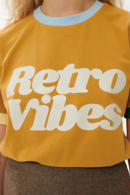 T-SHIRT RETRO VIBES MUSZTARDOWY