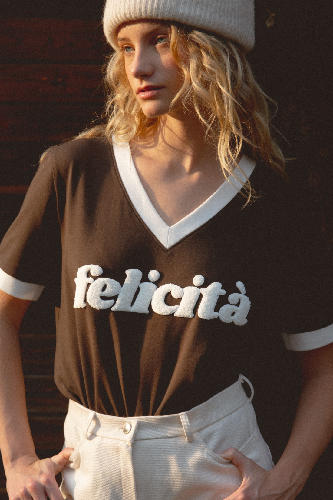 T-SHIRT V-NECK FELICITA CZEKOLADOWY