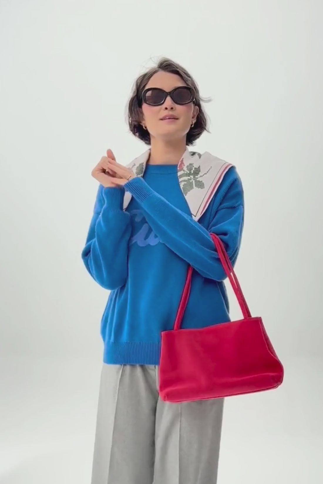 SWETER SADIE KOBALTOWY Z BAWEŁNY ORGANICZNEJ