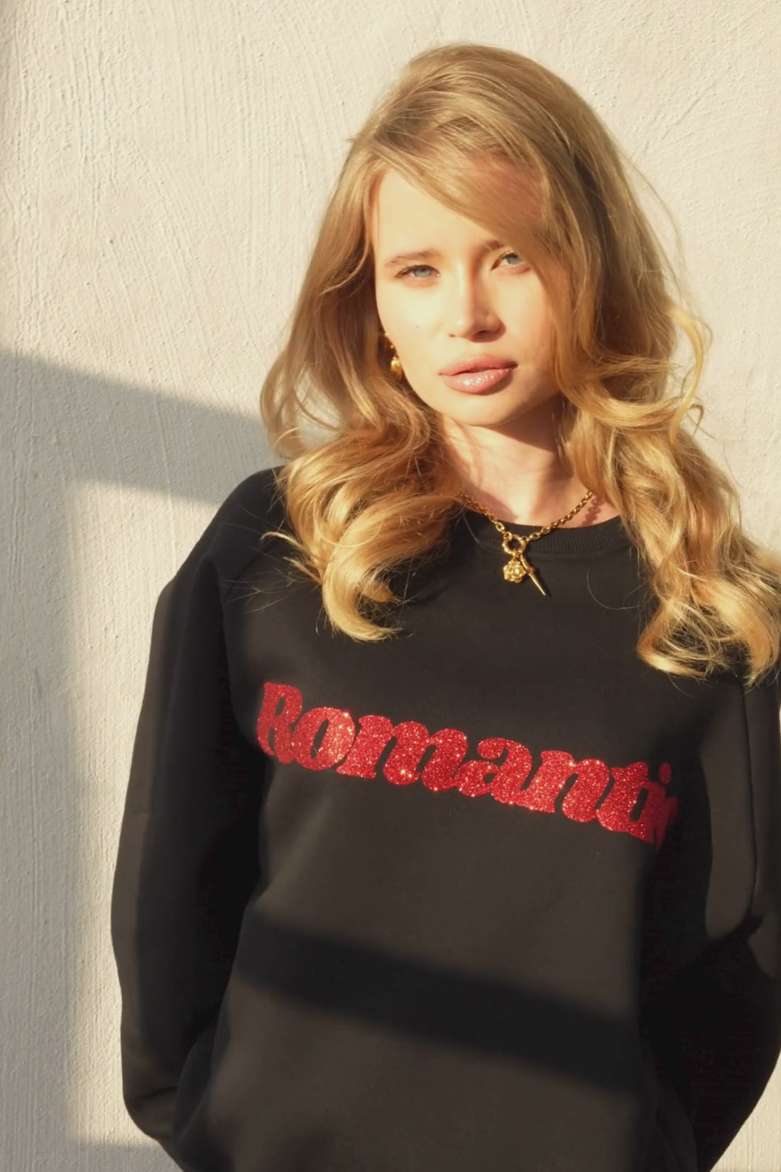 ROMANTIC BLACK SWEATSHIRT